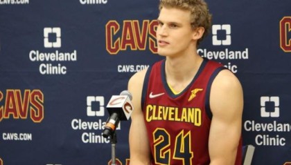 雷速官网-内线拥挤逼骑士变招 马尔卡宁打小前组超大阵容？