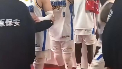 雷速直播-山西现场球迷对北京球员吐口水引热议！陈盈骏妻子怒斥不文明行为